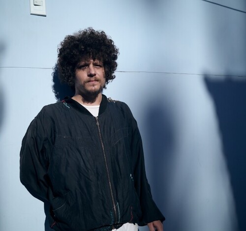 Chico Chico faz show em Criciúma com turnê de álbum indicado ao Grammy 2026