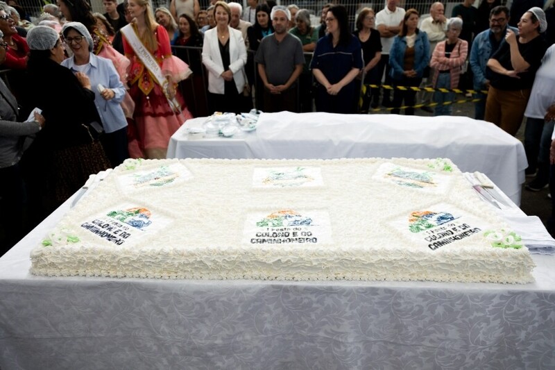 Cocal do Sul celebra 35 anos com distribuição gratuita de bolo gigante