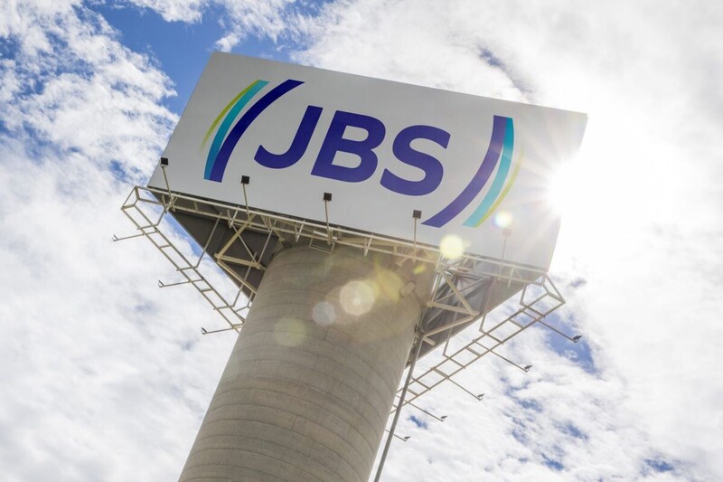 Com fábricas em 8 cidades de SC, gigante dos alimentos JBS ativa plano de carreira acelerado no Sul e estagiário é efetivado em apenas 5 meses; veja os setores mais promissores na região