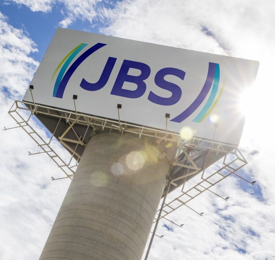 Com fábricas em 8 cidades de SC, gigante dos alimentos JBS ativa plano de carreira acelerado no Sul e estagiário é efetivado em apenas 5 meses; veja os setores mais promissores na região