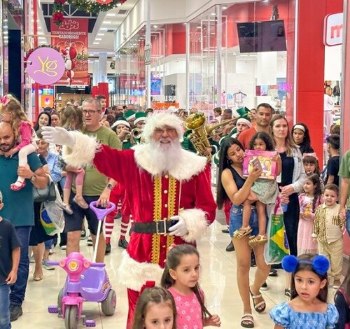 Chegada do Papai Noel marca abertura do Natal do Criciúma Shopping