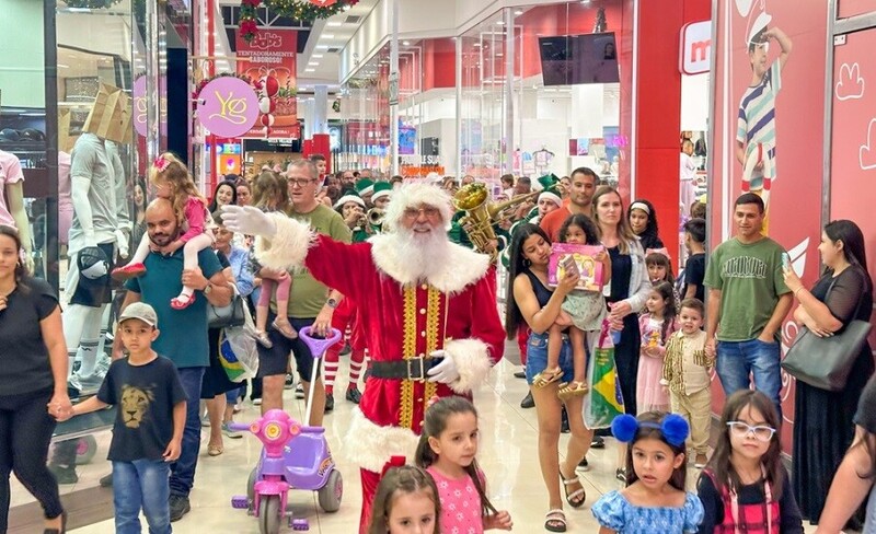 Chegada do Papai Noel marca abertura do Natal do Criciúma Shopping
