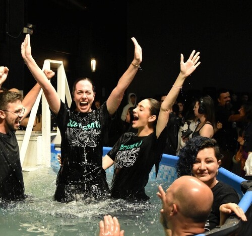 Abba Pai Church celebra fé com mais de 500 Batismos