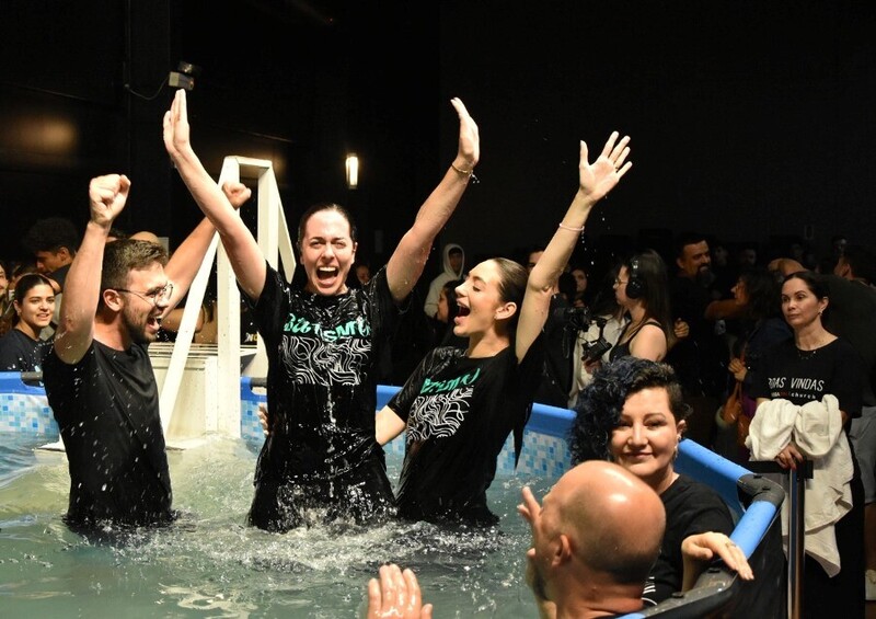 Abba Pai Church celebra fé com mais de 500 Batismos
