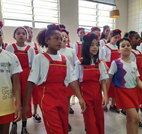 Por meio da música, Bairro da Juventude leva magia do Natal às empresas