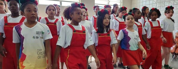 Por meio da música, Bairro da Juventude leva magia do Natal às empresas