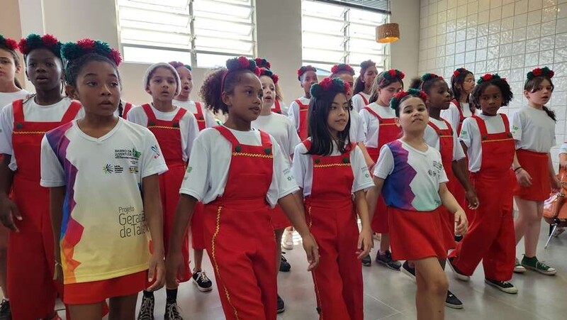 Por meio da música, Bairro da Juventude leva magia do Natal às empresas