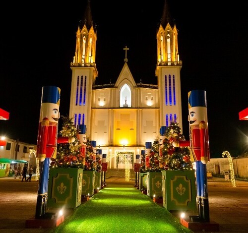 Show nacional e espetáculo noturno de balões no Natal dos Canyons
