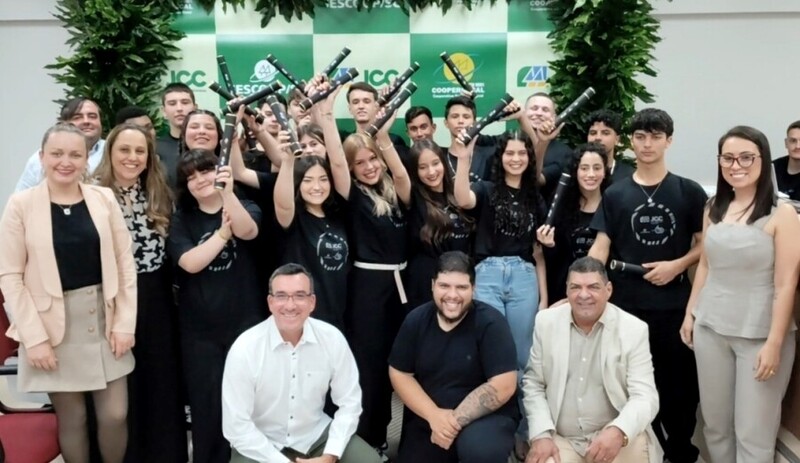 Estudantes celebram formatura do Programa Jovens Cooperativistas da Coopercocal