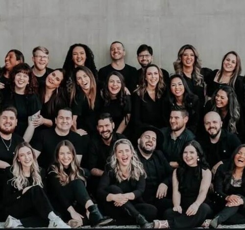 Coral Abba Pai faz apresentação no Nações Shopping