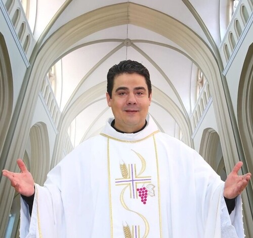 ‘Cantando a Vida’: neste sábado tem missa com Padre Robson em Criciúma