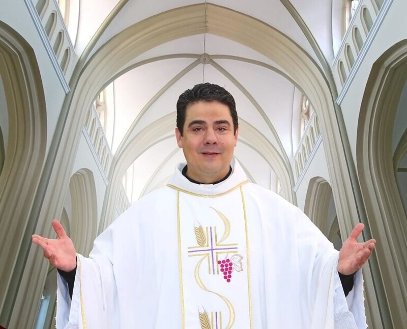 ‘Cantando a Vida’: neste sábado tem missa com Padre Robson em Criciúma