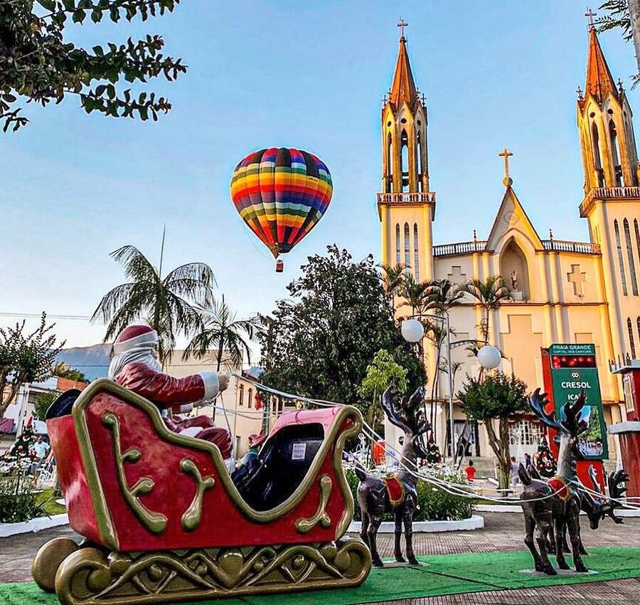 Chegada do Papai Noel de balão e show nacional em Praia Grande