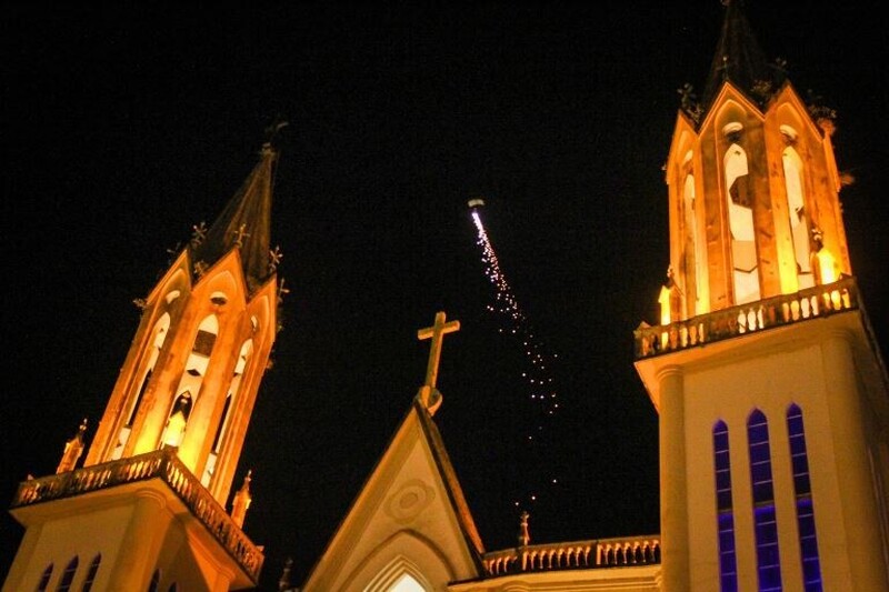 Natal dos Canyons encerra com salto de paraquedas de Papai Noel e show nacional