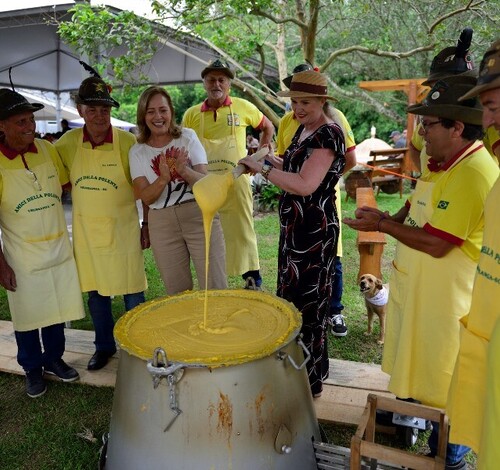 Tombo da polenta e pisa da uva marcam primeiro dia da Vindima Goethe