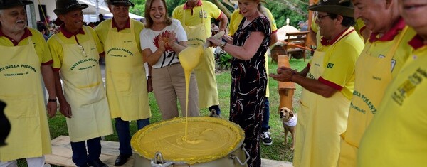 Tombo da polenta e pisa da uva marcam primeiro dia da Vindima Goethe