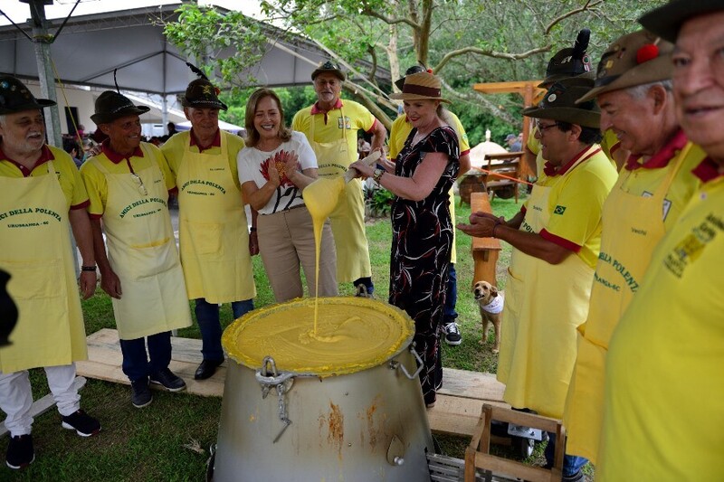 Tombo da polenta e pisa da uva marcam primeiro dia da Vindima Goethe