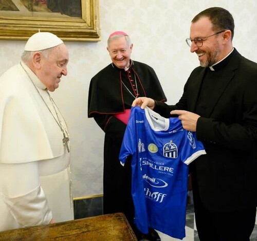Na luta pela permanência na Série A, Caravaggio recebe benção do Papa