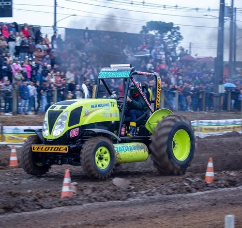 Trator de arrancadas é atração na AgroPonte