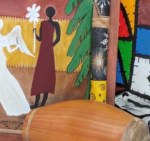 Arte afro-brasileira e máscaras de carnaval em exposição no Shopping Della