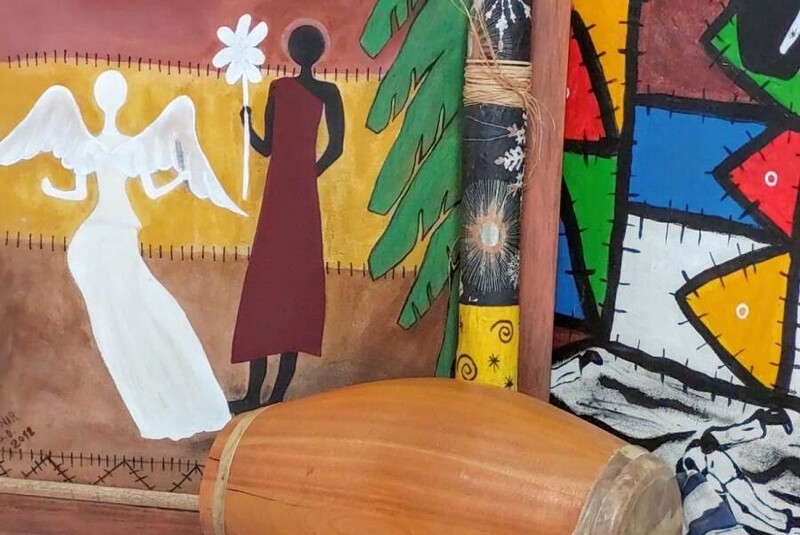 Arte afro-brasileira e máscaras de carnaval em exposição no Shopping Della