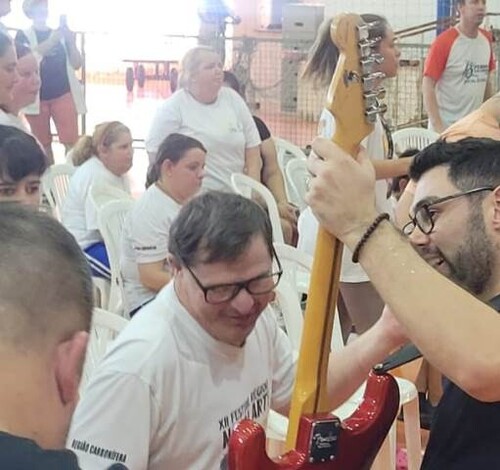 'Rockins nas Escolas' leva música e alegria a Apae de Cocal do Sul