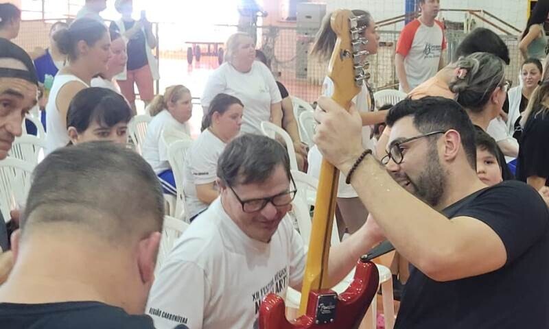 'Rockins nas Escolas' leva música e alegria a Apae de Cocal do Sul