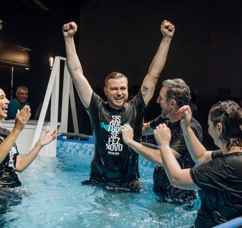 Fé e renovação no batismo da Abba Pai Church