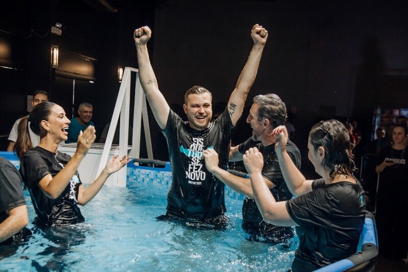Fé e renovação no batismo da Abba Pai Church