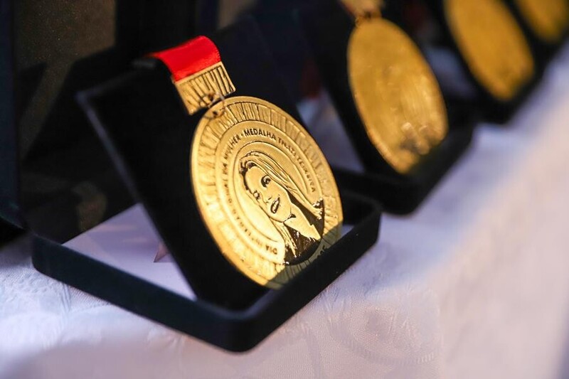 Noite de homenagens às mulheres com entrega da Medalha Thati Teixeira 