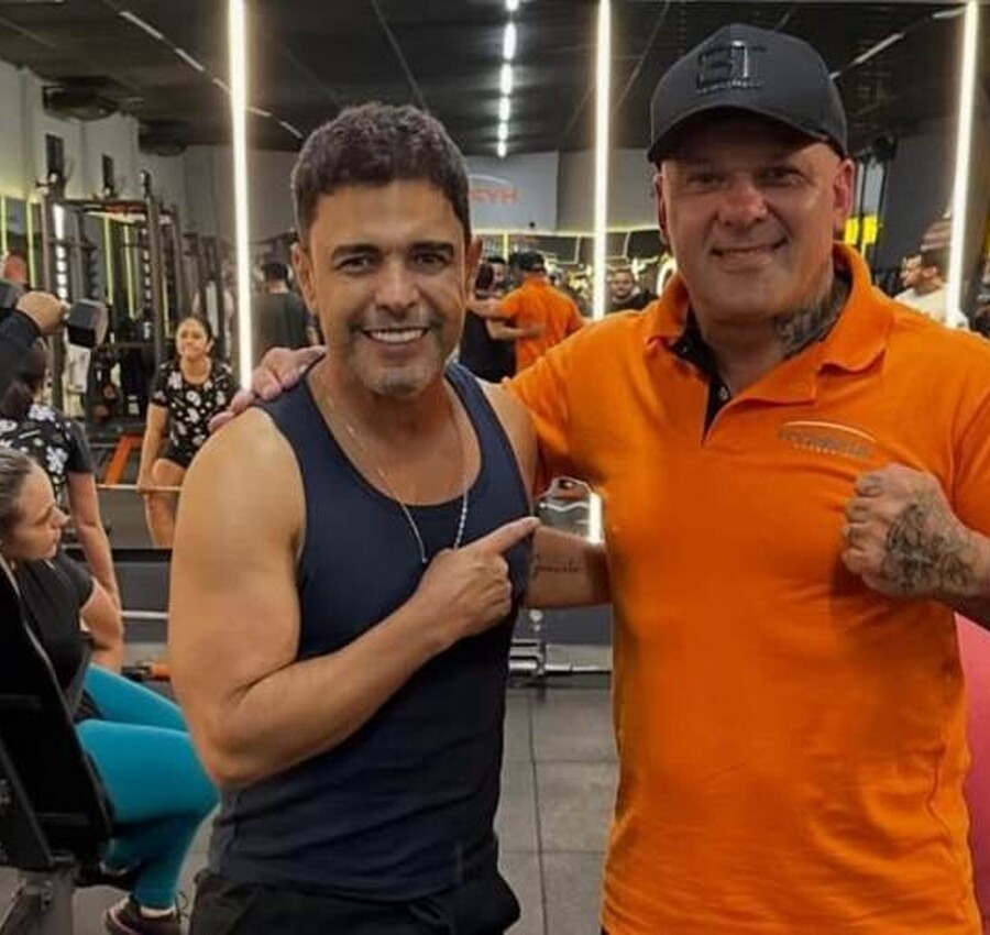 Antes de show, Zezé Di Camargo treina em academia no Centro de Criciúma