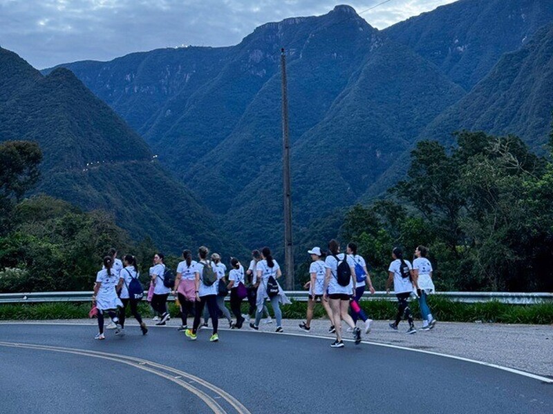 ‘Elas no topo’: dezenas de mulheres encaram caminhada até Mirante da Serra do Rio do Rastro