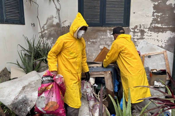Equipes da Prefeitura realizam limpeza em imóvel com acúmulo de resíduos em Criciúma