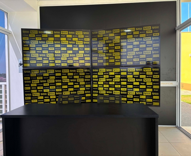 Havan ajuda a modernizar Sala de Imprensa do Criciúma com novo backdrop digital fornecido pela Havan
