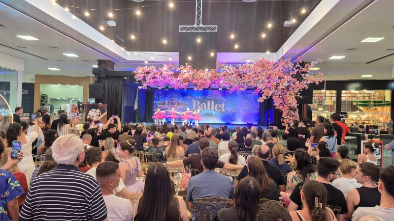 Apresentação de bailarinas no palco montado no Criciúma Shopping durante o Festival de Ballet de Criciúma 2026