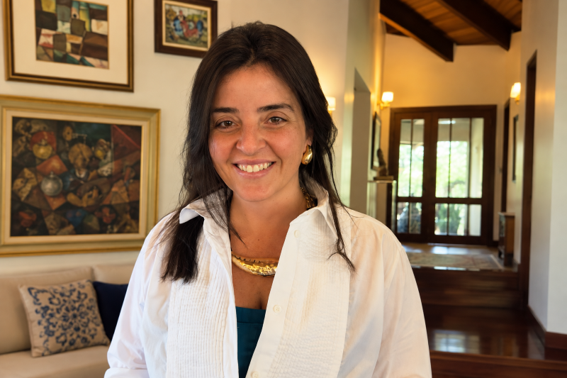Artista plástica Marina Costa posando para foto
