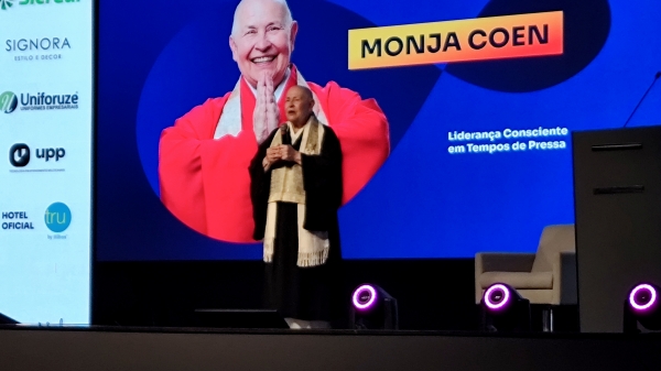 Monja Coen no palco da Acic proferindo palestra no evento ExpoMais, em Criciúma
