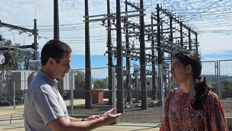Agnes, diretora da Aneel, em visita a subestação da Coopercoal, ao lado do engenheiro Estafano