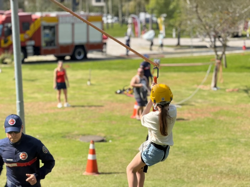 criança praticando rapel no parque da prefeitura de criciúma