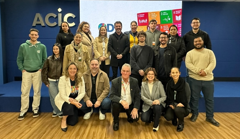 Imprensa de Criciúma reunida posando para foto durante lançamento da Semana ODS NA Prática, na ACIC