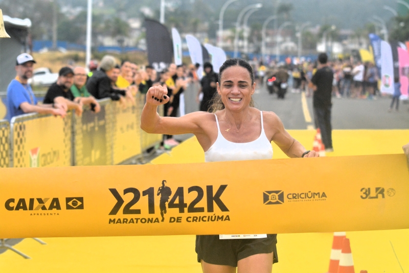 Katrina atravessando a linha de chegada na primeira posição da Maratona de Criciúma
