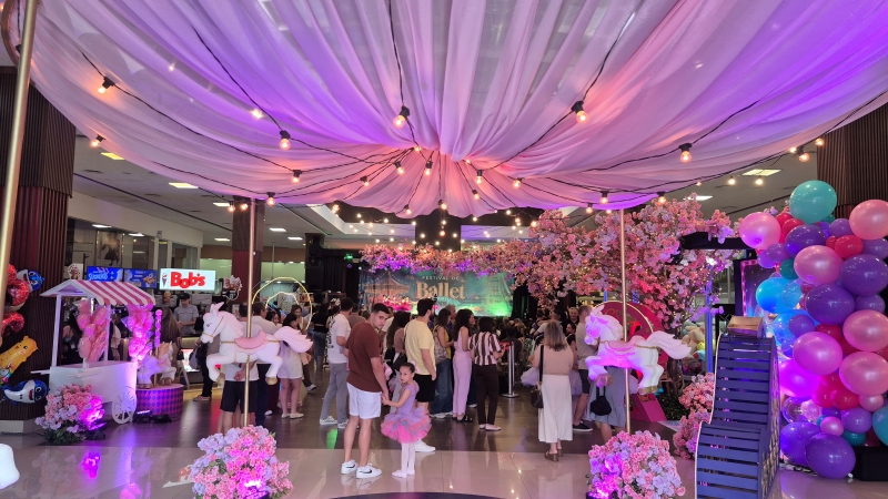 público acompanhando a apresentação das bailarinas no Festival de Ballet de Criciúma, no Criciúma Shopping