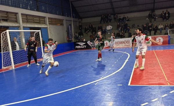 Disputa de bola durante a final do Campeonato Municipal de Futsal de Morro da Fumaça