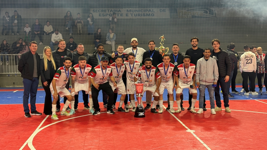Equipe de futsal do Rui Barbosa posando para foto na quadra na final do Campeonato Municipal