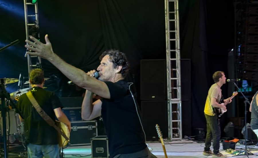 Moriel Costa no palco durante show do Dazaranha