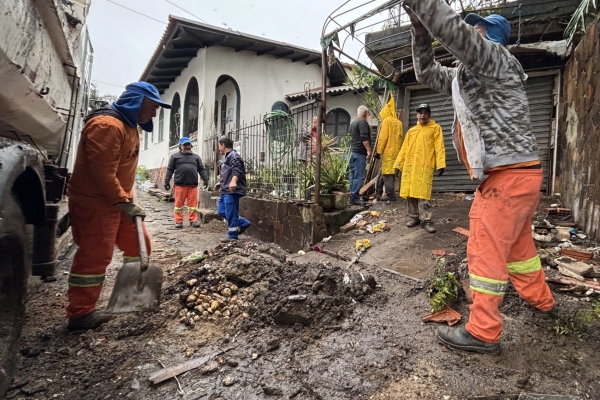Equipes da Prefeitura realizam limpeza em imóvel com acúmulo de resíduos em Criciúma