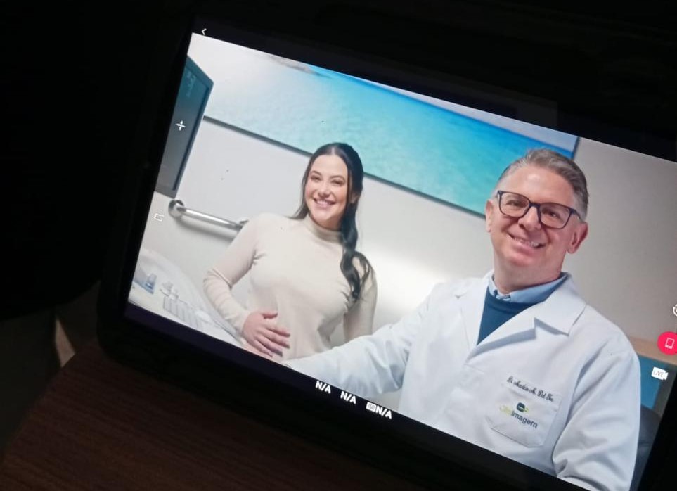  Médico Maurício Dal Toé ao lado de figurante durante captação de imagens para campanha da Cliniimagem