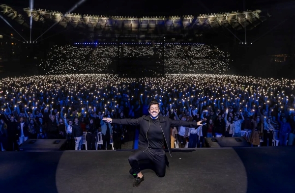 Renato Albani em apresentação no Estádio Kleber José de Andrade, em Cariacica, no Espírito Santo