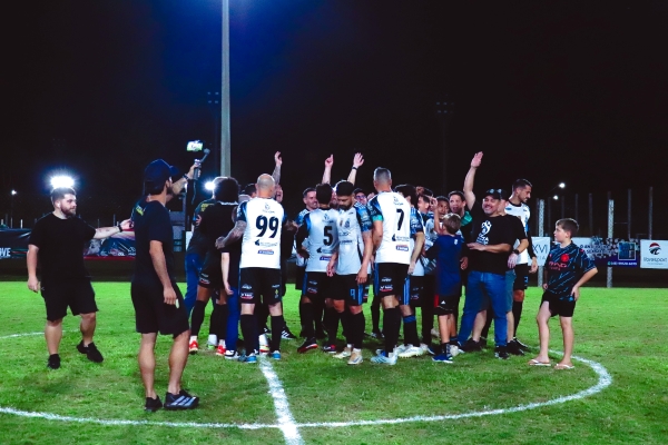 Time Belog Transportes/Baldissera Empreendimentos/Piratas celebrando o título do Campeonato de Futebol Suíço do Mampituba