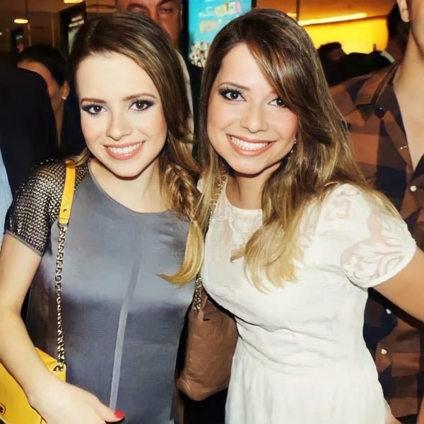 Sandy ao lado da sua Cover Oficial, Natiare Azevedo